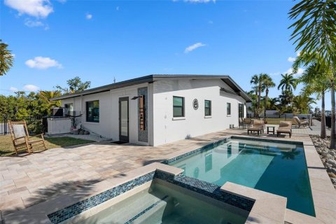 House in Holmes Beach, Florida 3 bedrooms, 153.85 sq.m. № 2092303 - photo 5