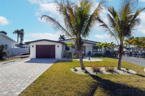 House in Holmes Beach, Florida 3 bedrooms, 153.85 sq.m. № 2092303