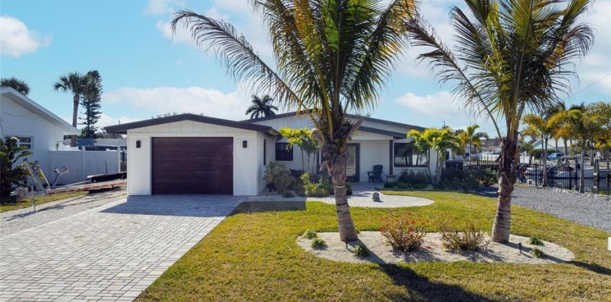 House in Holmes Beach, Florida 3 bedrooms, 153.85 sq.m. № 2092303