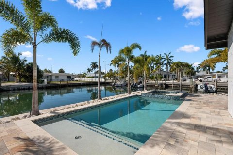 House in Holmes Beach, Florida 3 bedrooms, 153.85 sq.m. № 2092303 - photo 4