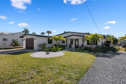 House in Holmes Beach, Florida 3 bedrooms, 153.85 sq.m. № 2092303 - photo 8