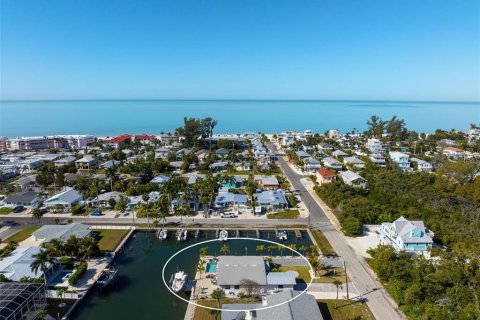 House in Holmes Beach, Florida 3 bedrooms, 153.85 sq.m. № 2092303 - photo 10