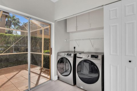 Снять в аренду виллу или дом в Корал-Спрингс, Флорида 4 спальни, 184.32м2, № 2051363 - фото 23