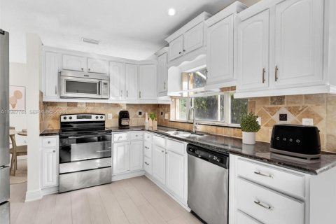 Снять в аренду виллу или дом в Корал-Спрингс, Флорида 4 спальни, 184.32м2, № 2051363 - фото 3