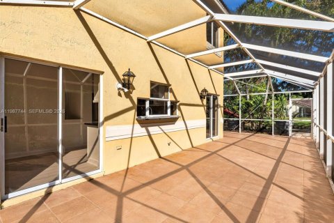 Снять в аренду виллу или дом в Корал-Спрингс, Флорида 4 спальни, 184.32м2, № 2051363 - фото 24