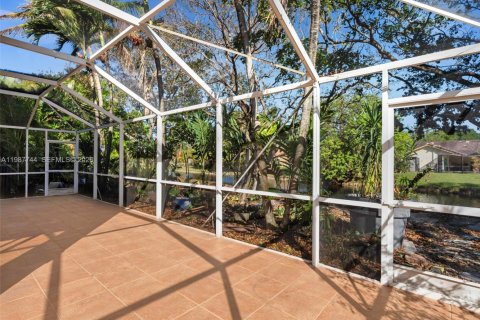 Снять в аренду виллу или дом в Корал-Спрингс, Флорида 4 спальни, 184.32м2, № 2051363 - фото 30