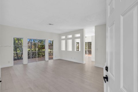 Снять в аренду виллу или дом в Корал-Спрингс, Флорида 4 спальни, 184.32м2, № 2051363 - фото 17