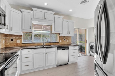 Снять в аренду виллу или дом в Корал-Спрингс, Флорида 4 спальни, 184.32м2, № 2051363 - фото 20