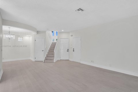 Снять в аренду виллу или дом в Корал-Спрингс, Флорида 4 спальни, 184.32м2, № 2051363 - фото 18