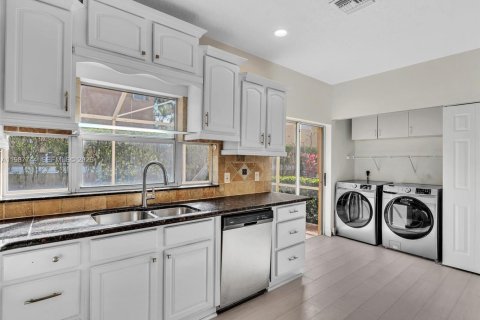 Снять в аренду виллу или дом в Корал-Спрингс, Флорида 4 спальни, 184.32м2, № 2051363 - фото 22