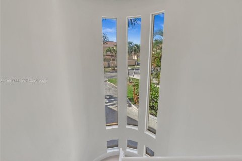 Снять в аренду виллу или дом в Корал-Спрингс, Флорида 4 спальни, 184.32м2, № 2051363 - фото 9