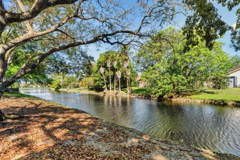 Снять в аренду виллу или дом в Корал-Спрингс, Флорида 4 спальни, 184.32м2, № 2051363 - фото 29