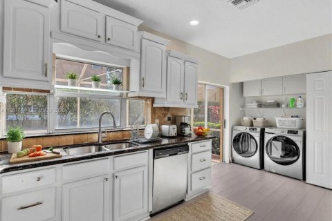 Снять в аренду виллу или дом в Корал-Спрингс, Флорида 4 спальни, 184.32м2, № 2051363 - фото 4