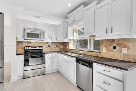 Снять в аренду виллу или дом в Корал-Спрингс, Флорида 4 спальни, 184.32м2, № 2051363 - фото 21