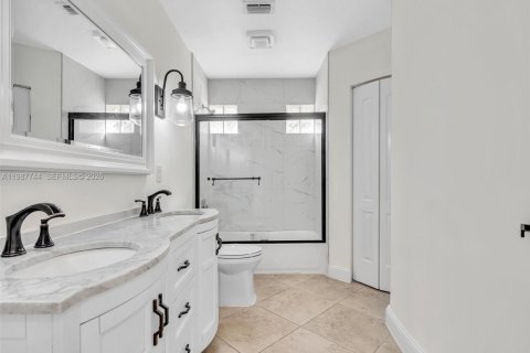 Снять в аренду виллу или дом в Корал-Спрингс, Флорида 4 спальни, 184.32м2, № 2051363 - фото 15