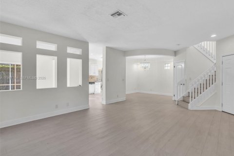 Снять в аренду виллу или дом в Корал-Спрингс, Флорида 4 спальни, 184.32м2, № 2051363 - фото 19