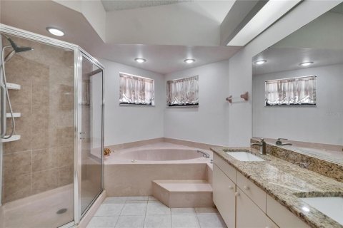 House in Sun City Center, Florida 3 bedrooms, 180.14 sq.m. № 1608179 - photo 16