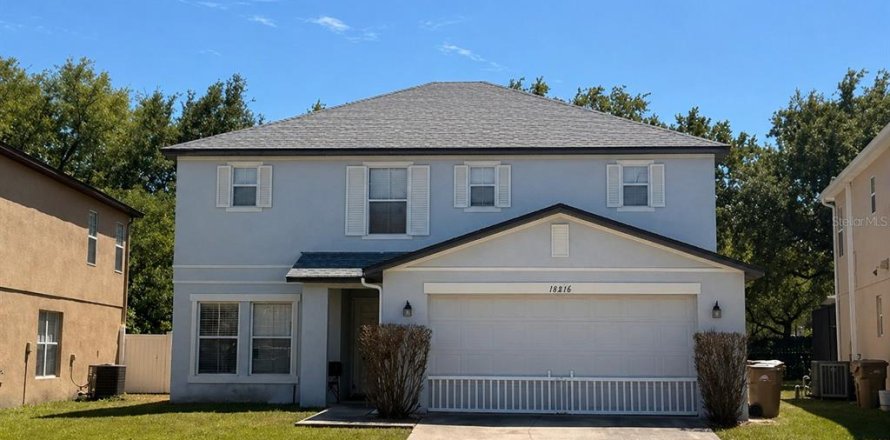 House in Clermont, Florida 3 bedrooms, 222.59 sq.m. № 2131357