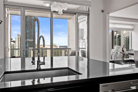 Condo in Miami, Florida, 3 bedrooms  № 1811323 - photo 10