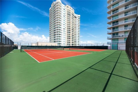Condominio en venta en Hallandale Beach, Florida, 1 dormitorio, 85.47 m2 № 2045190 - foto 17