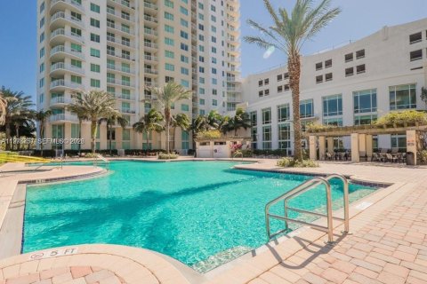 Condominio en venta en Hallandale Beach, Florida, 1 dormitorio, 85.47 m2 № 2045190 - foto 16