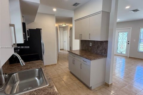 House in Hialeah, Florida 3 bedrooms, 118.45 sq.m. № 2002427 - photo 5