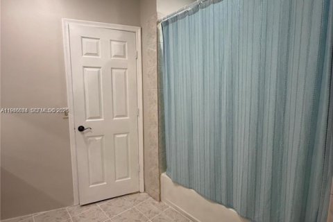 House in Hialeah, Florida 3 bedrooms, 118.45 sq.m. № 2002427 - photo 11