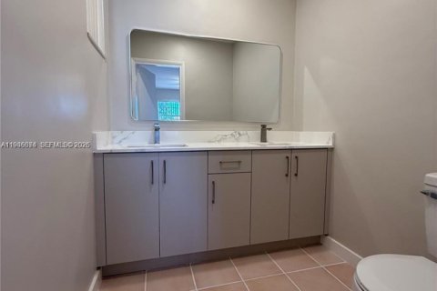 House in Hialeah, Florida 3 bedrooms, 118.45 sq.m. № 2002427 - photo 8