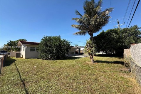 House in Hialeah, Florida 3 bedrooms, 118.45 sq.m. № 2002427 - photo 14