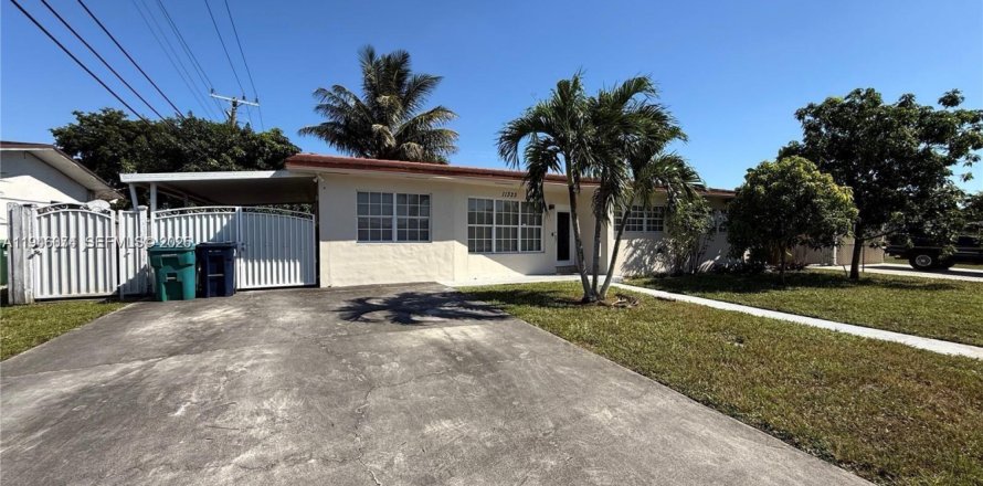 House in Hialeah, Florida 3 bedrooms, 118.45 sq.m. № 2002427
