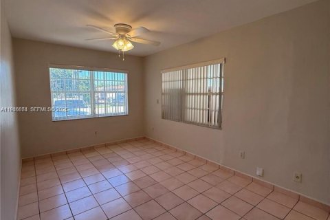 House in Hialeah, Florida 3 bedrooms, 118.45 sq.m. № 2002427 - photo 7