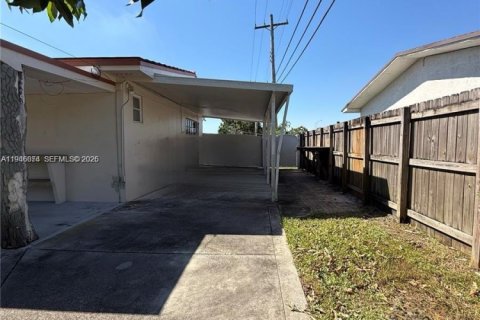 House in Hialeah, Florida 3 bedrooms, 118.45 sq.m. № 2002427 - photo 13