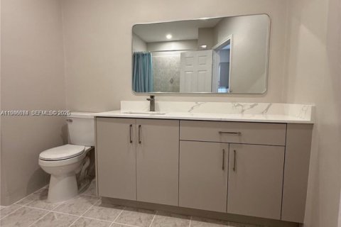 House in Hialeah, Florida 3 bedrooms, 118.45 sq.m. № 2002427 - photo 10