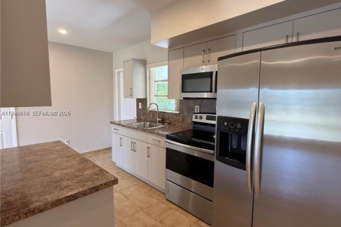 House in Hialeah, Florida 3 bedrooms, 118.45 sq.m. № 2002427 - photo 6