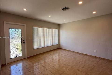 House in Hialeah, Florida 3 bedrooms, 118.45 sq.m. № 2002427 - photo 2
