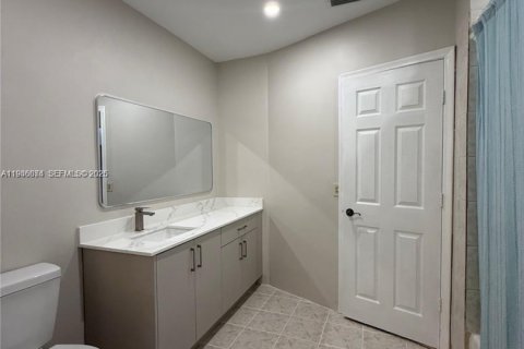 House in Hialeah, Florida 3 bedrooms, 118.45 sq.m. № 2002427 - photo 9