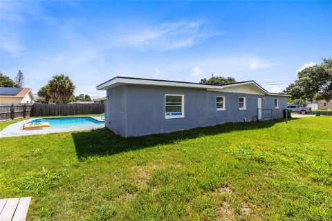 House in Merrit Island, Florida 5 bedrooms, 163.69 sq.m. № 2205443 - photo 16
