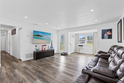 House in Merrit Island, Florida 5 bedrooms, 163.69 sq.m. № 2205443 - photo 21