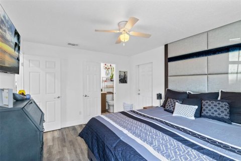 House in Merrit Island, Florida 5 bedrooms, 163.69 sq.m. № 2205443 - photo 10