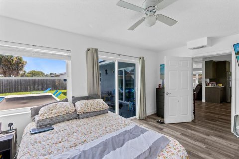 House in Merrit Island, Florida 5 bedrooms, 163.69 sq.m. № 2205443 - photo 19