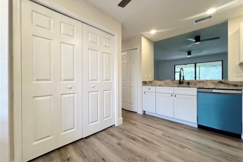 Condo in Palm Harbor, Florida, 2 bedrooms № 2110347 - photo 16