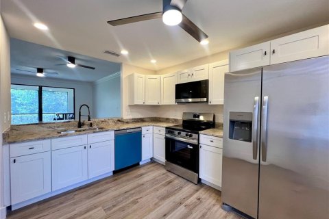 Condo in Palm Harbor, Florida, 2 bedrooms № 2110347 - photo 13