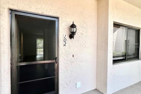 Condo in Palm Harbor, Florida, 2 bedrooms № 2110347 - photo 11