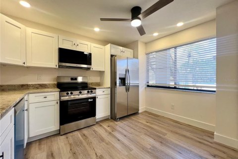 Condo in Palm Harbor, Florida, 2 bedrooms № 2110347 - photo 14