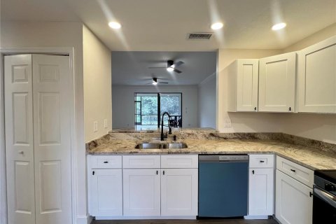 Condo in Palm Harbor, Florida, 2 bedrooms № 2110347 - photo 17