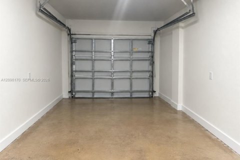 Touwnhouse à vendre à Miami, Floride: 3 chambres, 113.34 m2 № 2395252 - photo 29