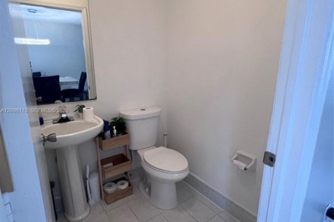 Touwnhouse à vendre à Miami, Floride: 3 chambres, 113.34 m2 № 2395252 - photo 7