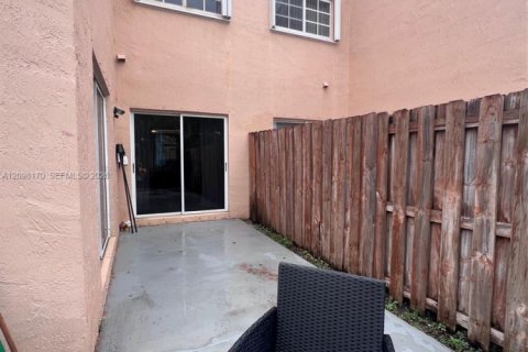 Touwnhouse à vendre à Miami, Floride: 3 chambres, 113.34 m2 № 2395252 - photo 27