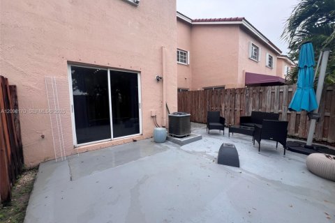 Touwnhouse à vendre à Miami, Floride: 3 chambres, 113.34 m2 № 2395252 - photo 25