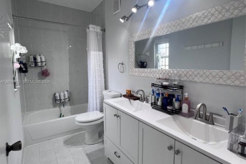 Touwnhouse à vendre à Miami, Floride: 3 chambres, 113.34 m2 № 2395252 - photo 16
